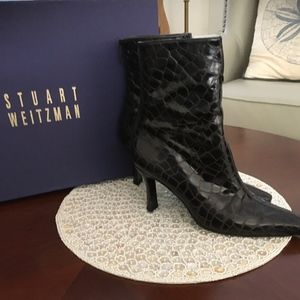 STUART WEITZMAN  BACK ZIP MID ANKLE BOOT